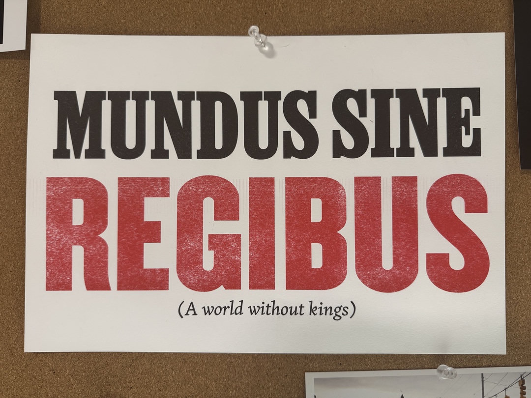 Sign reading "mundus sine regibus (a world without kings)