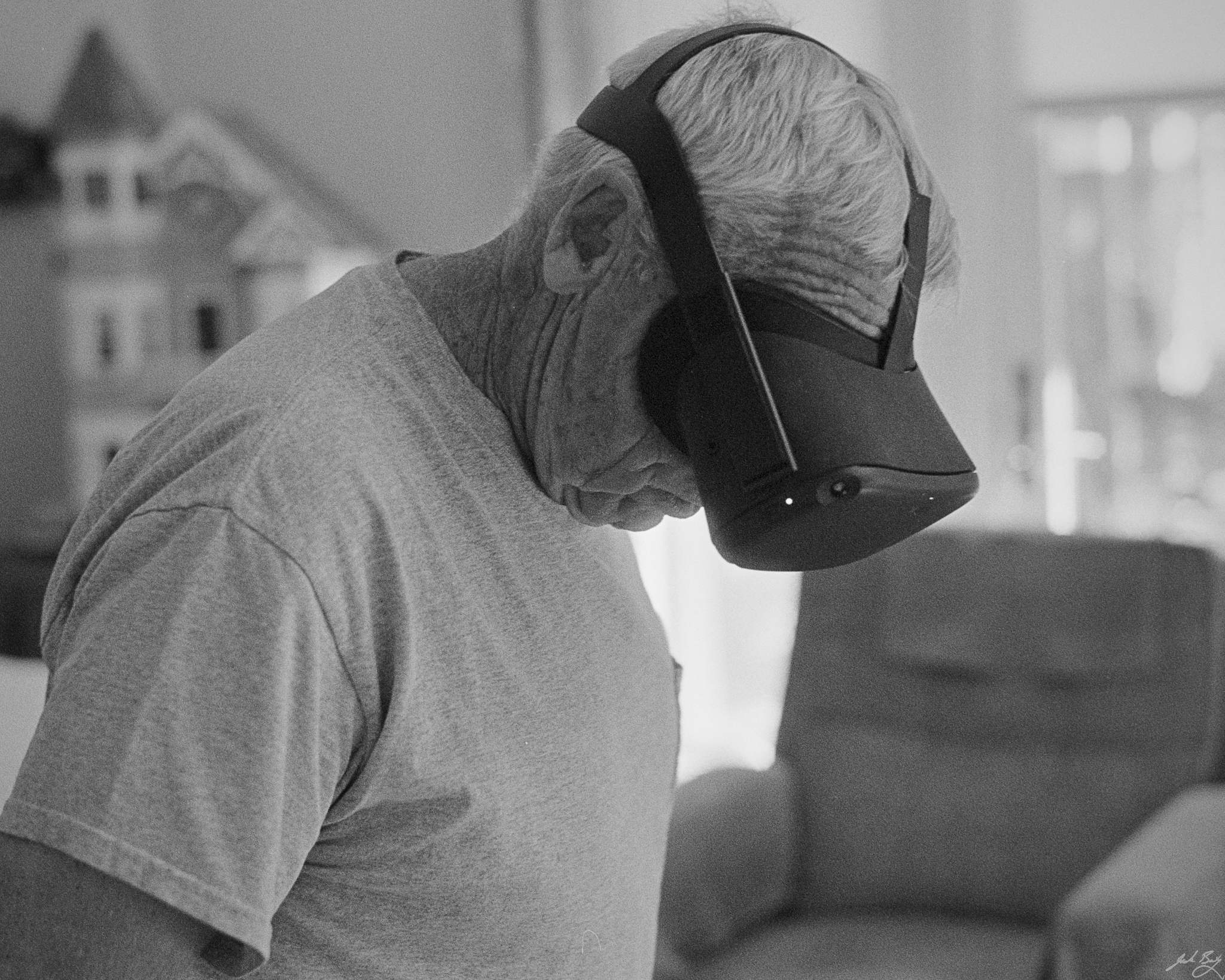 Dad playing mini-golf on the Quest. Leica M3