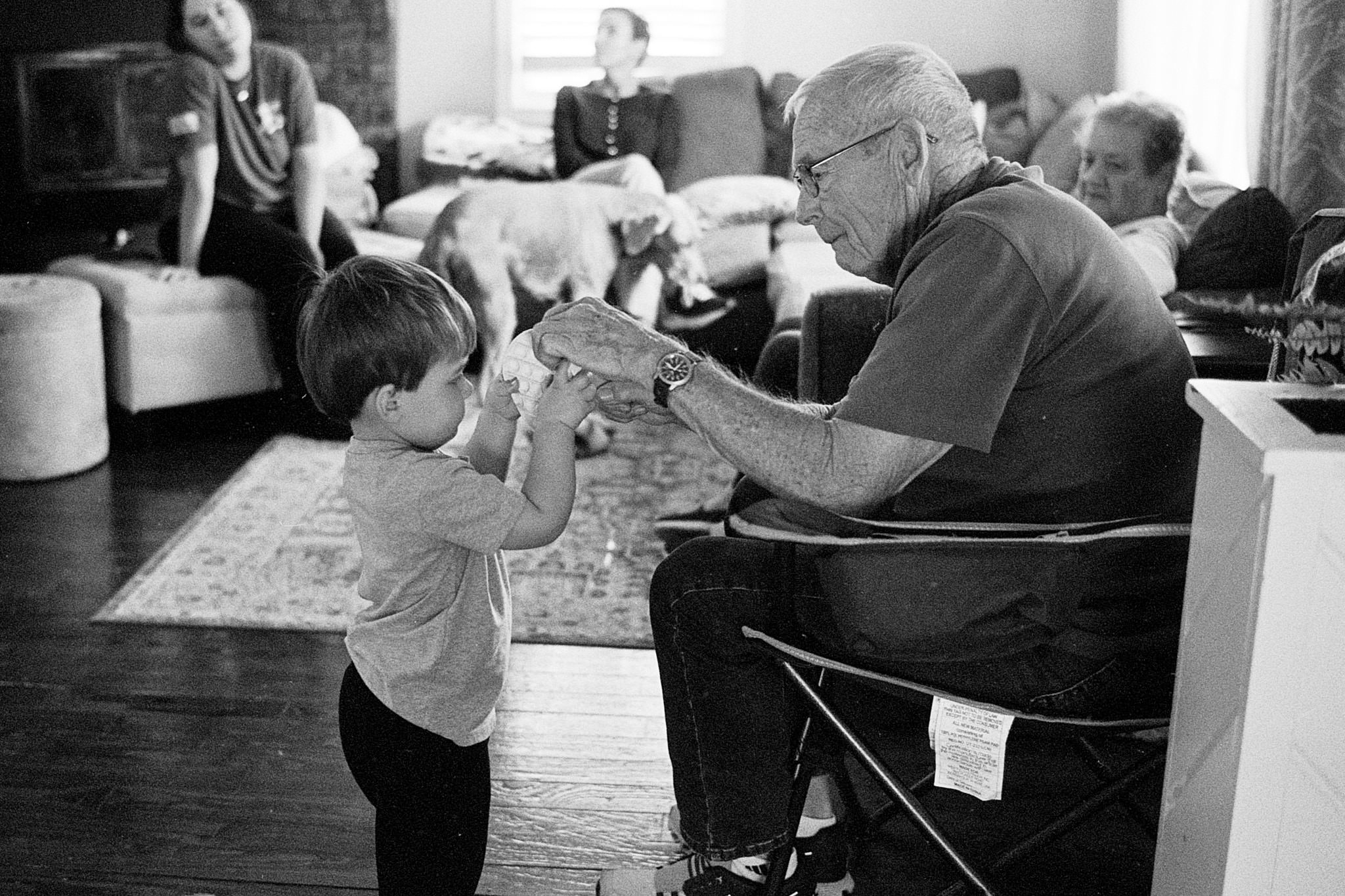 Papa showing Lincoln how it works